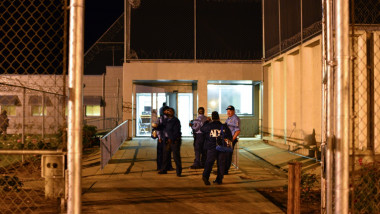 politisti americani in curtea unei inchisori