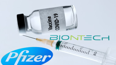 vaccin si seringa pe fondul logourilor pentru biontech si pfizer