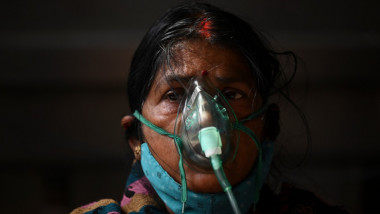 femeie cu masca de oxigen pe fata