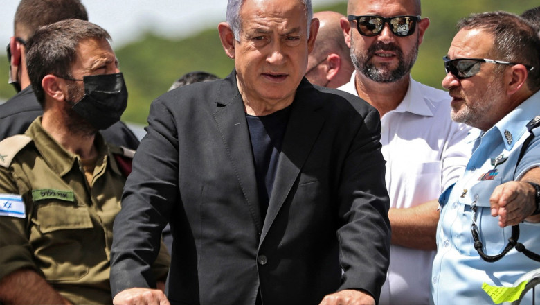 Premierul israelian Benjamin Netanyahu cu mai multi oameni in jur
