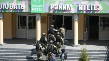 Ofițeri ai FSB intră în clădirea unei școli din Rusia
