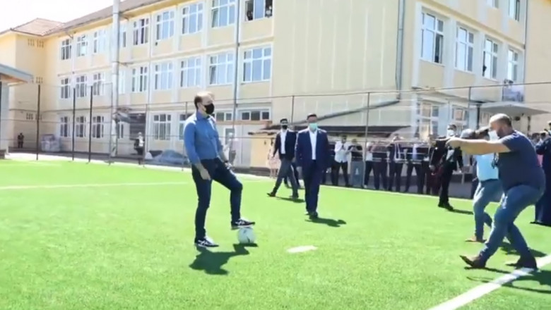Premierul Florin Cîțu tine piciorul pe minge peterenul de sport al unui liceu