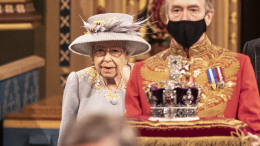 Regina Elisabeta a II-a, în Parlament, în timp ce coroana este purtată spre Camera Lorzilor