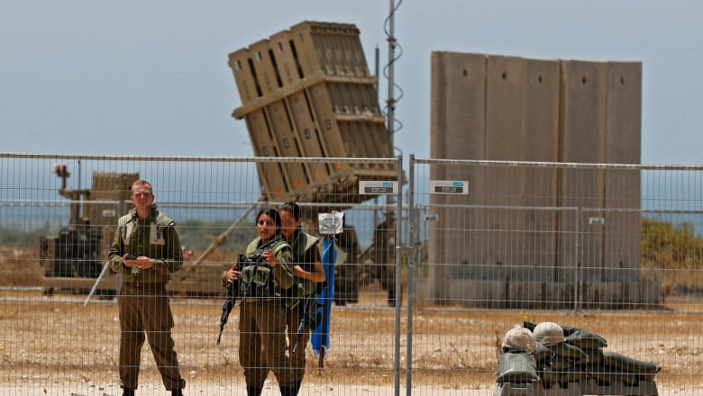 militari israelieni langa o baterie de interceptori Iron Dome