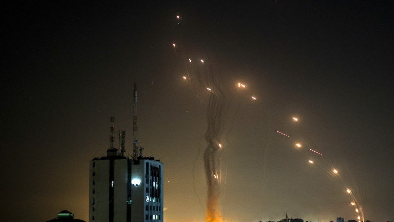 lumini pe cer deasupra unui oras de la exploziile provocate de interceptorii iron dome