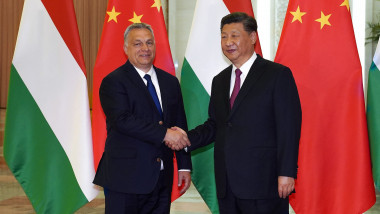 Viktor Orban dă mâna cu Xi Jinping, cu steagurile Chinei și Ungariei în spate