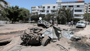 Mașină distrusă în urma unui atac cu rachete în Gaza.