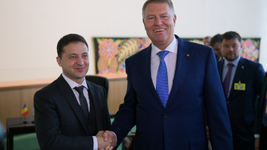 Klaus Iohannis și Volodimir Zelenski isi strang mana la o poza oficiala