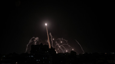 Rachete trase de Hamas din Gaza cad într-un oraș din Israel.
