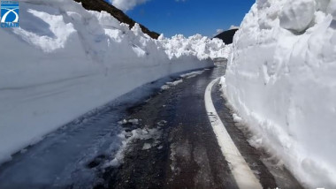 Operațiune de deszăpezire pe Transfăgărășan.