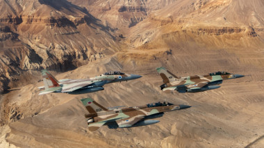 Trei avioane de vânătoare israeliene în zbor.
