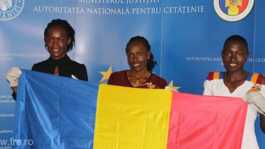 Trei atlete din Kenya, naturalizate, țin steagul României în mâini.
