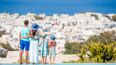 familie cu doi copii in vacanta in grecia