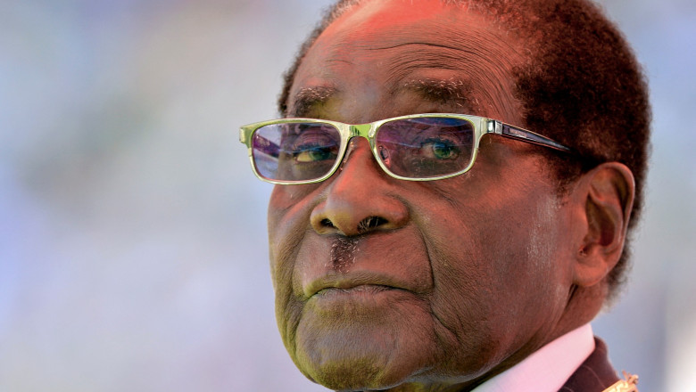 Robert Mugabe privește spre cameră