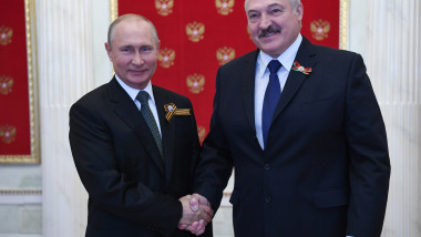 strângere de mână între Vladimir Putin și Aleksandr Lukașenko în timpul unei ceremonii de sărbătorire a victoriei în Al Doilea Război Mondial