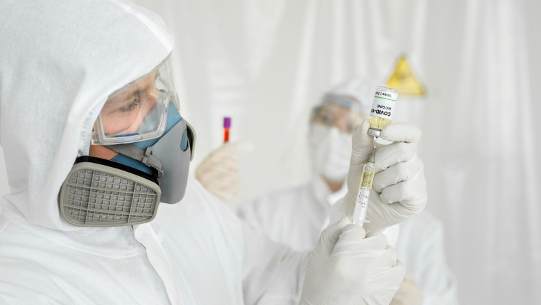 Medic care urmează să administreze vaccinul anti-Covid