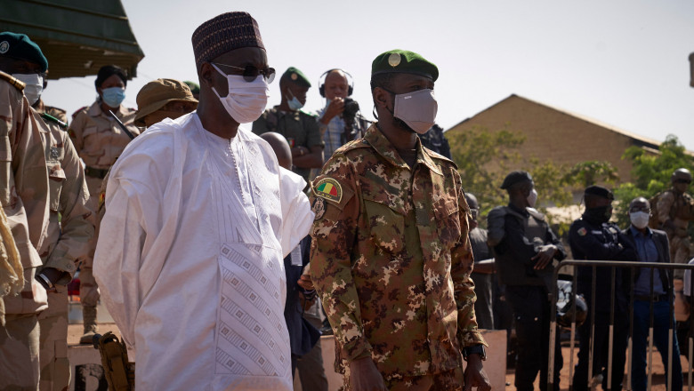 Moctar Ouane alături de mai multi ofiteri la o ceremonie in mali