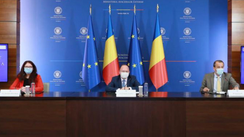 Ministrul Bogdan Aurescu a fost gazda evenimentului de lansare a rețelei de diplomație climatică, la pupitru, cu steagurile romaniei si ue in spate