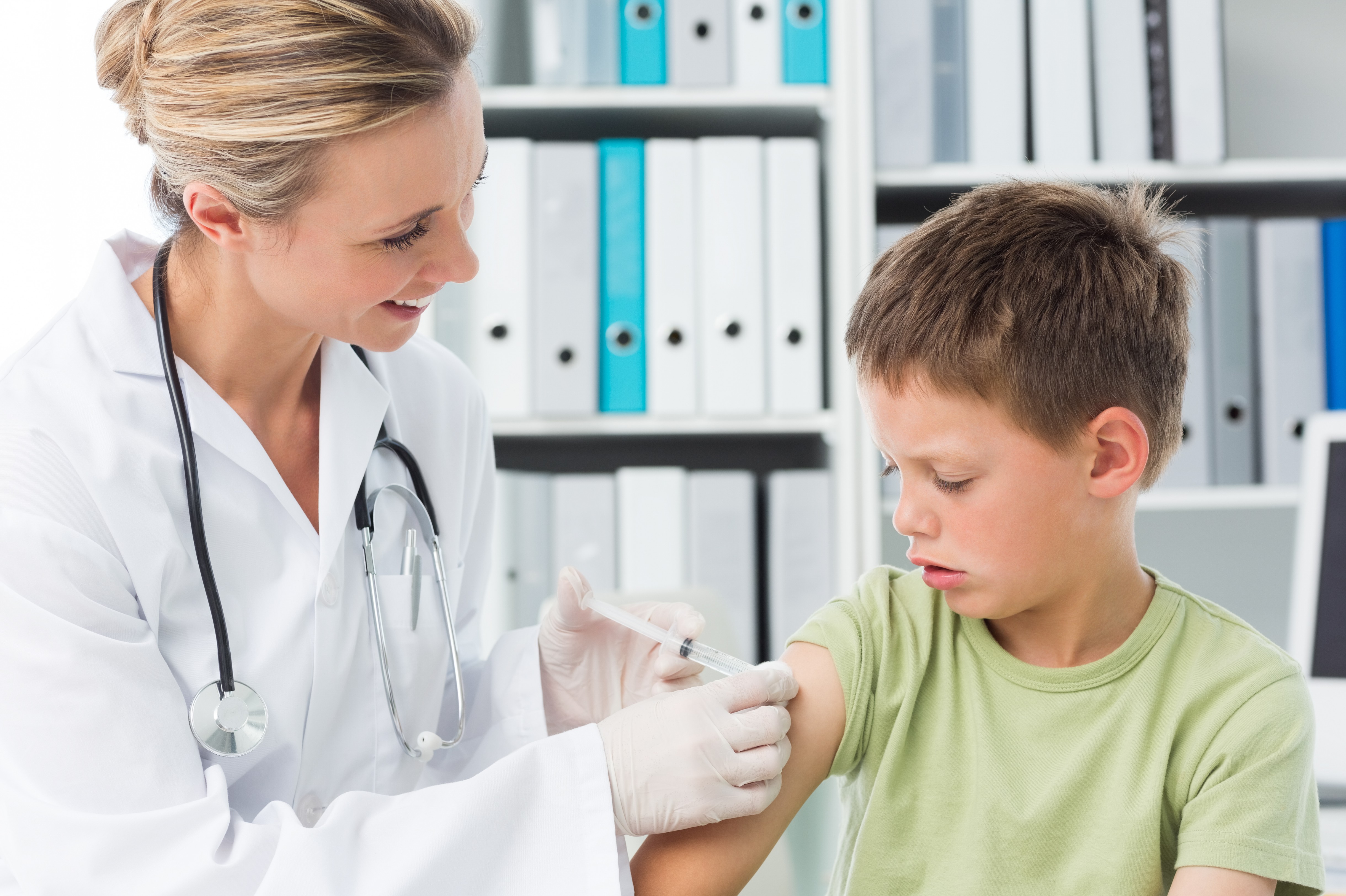 Vaccinarea gratuita anti-HPV va fi extinsa si la baieti, si la fetele de peste 14 ani