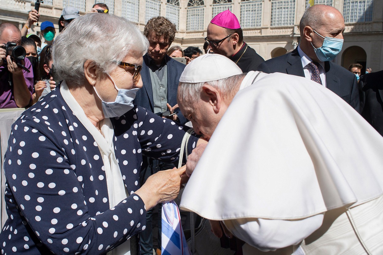 Papa Francisc a sărutat brațul unei supraviețuitoare de la Auschwitz, pe care avea tatuat numărul din lagăr