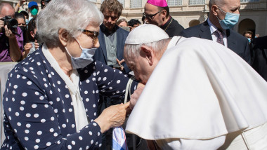 Papa Francisc a sărutat numărul de lagăr tatuat pe braţul unei supravieţuitoare a Holocaustului