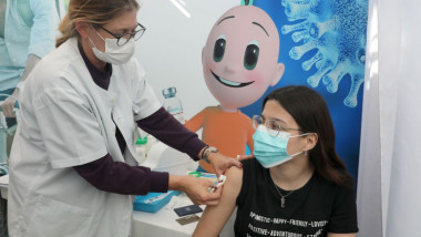 adolescenta cu masca vaccinata de o asistenta