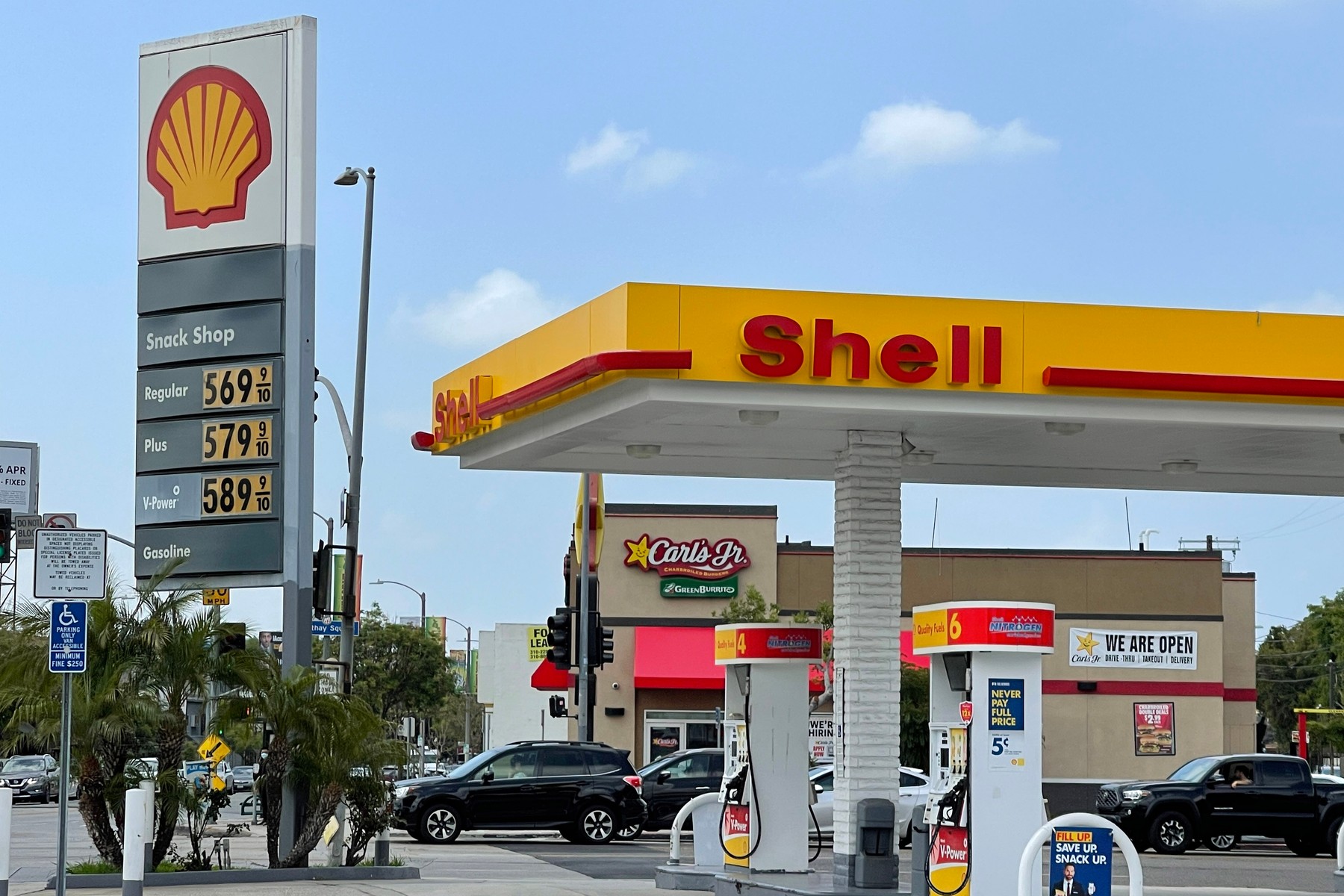 Premieră: Dată în judecată de activiștii de mediu, compania Shell este obligată să reducă emisiile de carbon cu 45% până în 2030