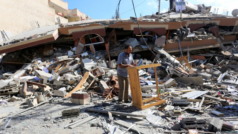 Palestinienii caută printre ruine ceea ce mai pot salva