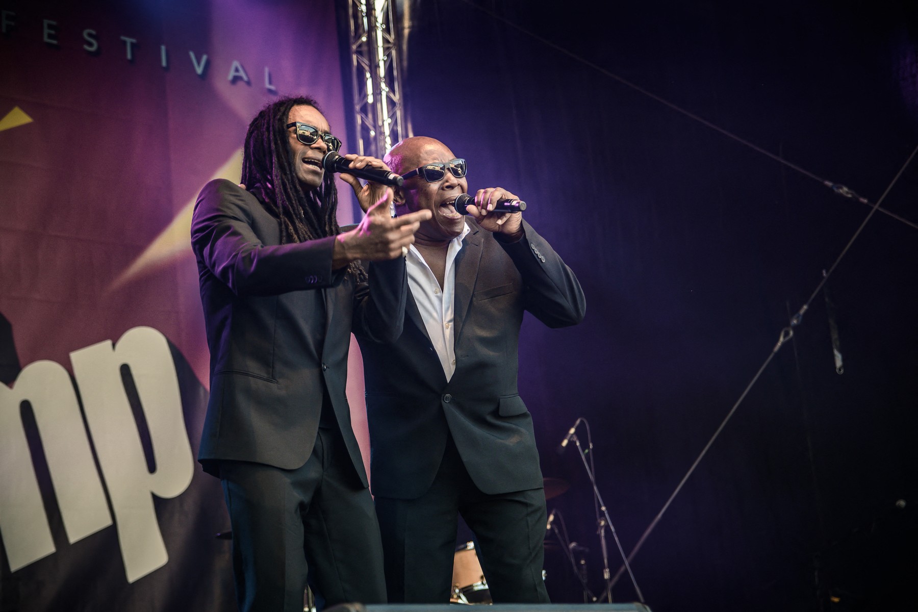 John Davis, adevăratul cântăreț al hiturilor Milli Vanilli, a murit după ce a fost diagnosticat cu Covid-19