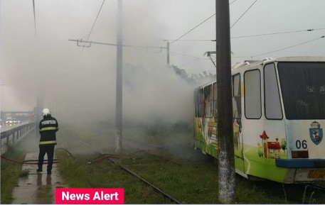 Tramvai lovit de trăsnet în trafic, la Craiova