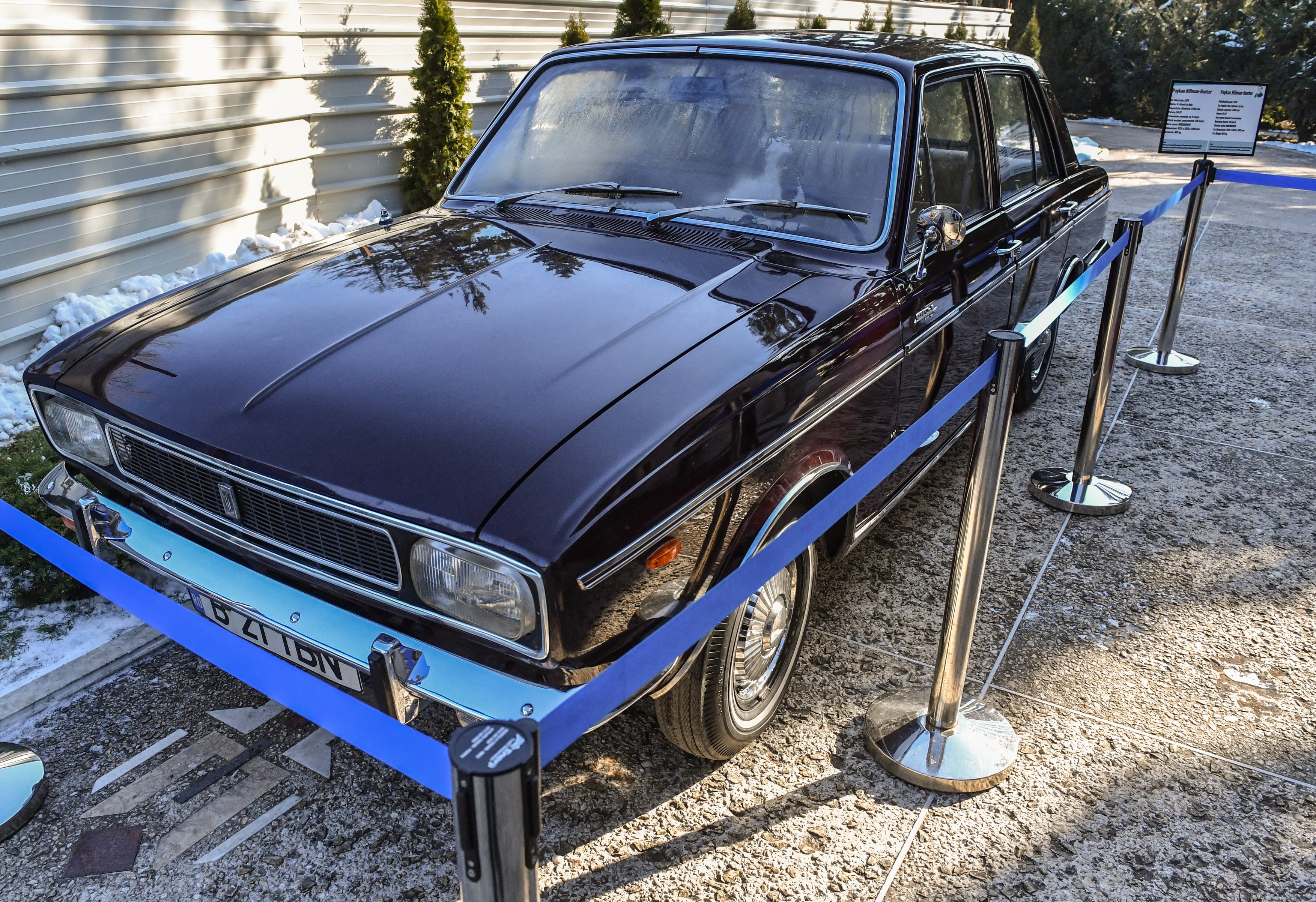 Mașina primită de Nicolae Ceaușescu de la Șahul Iranului s-a vândut cu 95.000 de euro