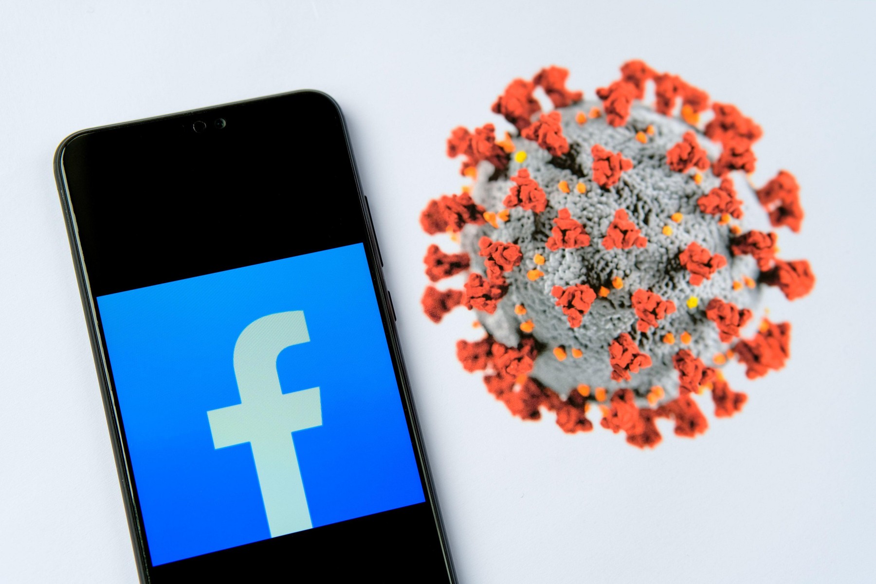 Postările despre teoria coronavirusului scăpat din laborator nu vor mai fi șterse de pe Facebook, anunță platforma