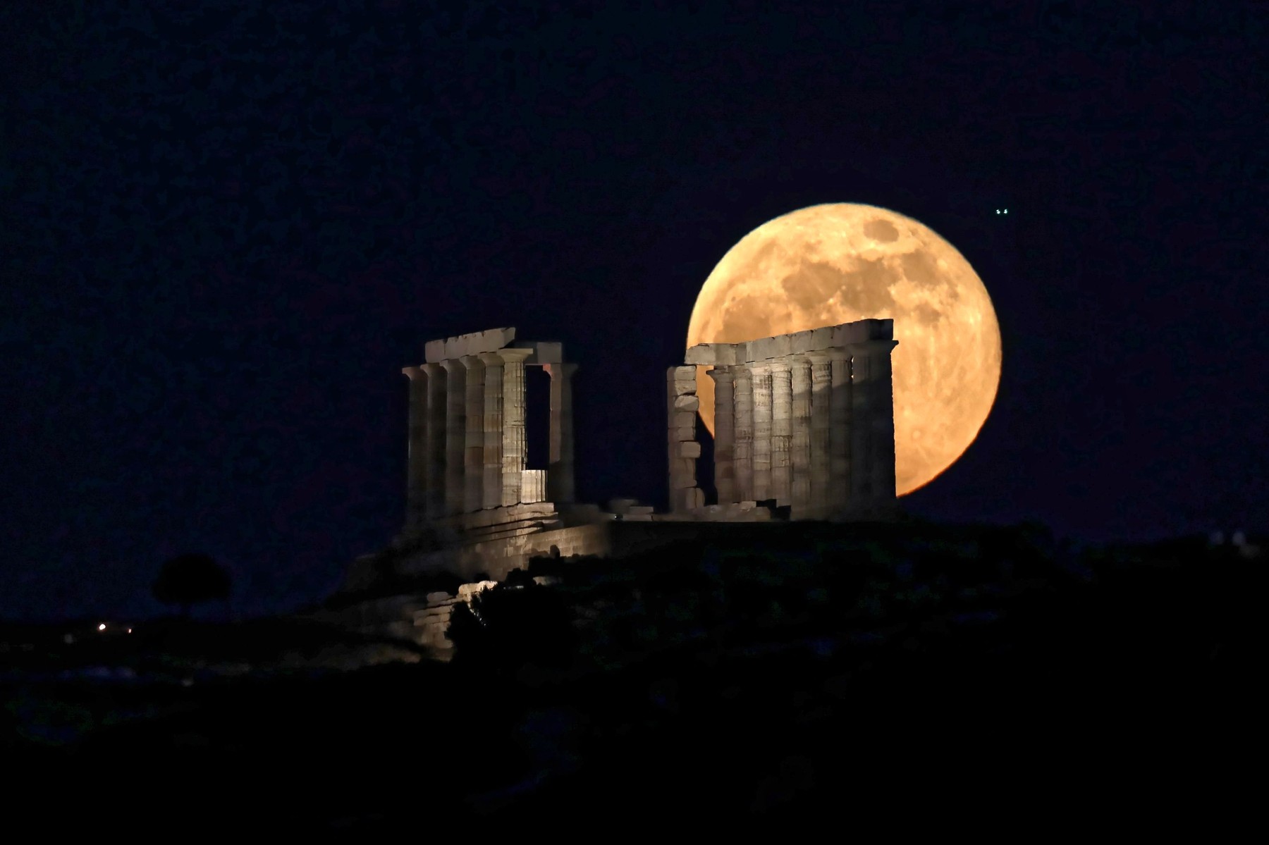 GALERIE FOTO. Cum s-a văzut „Superluna sângerie” în lume. Imagini spectaculoase