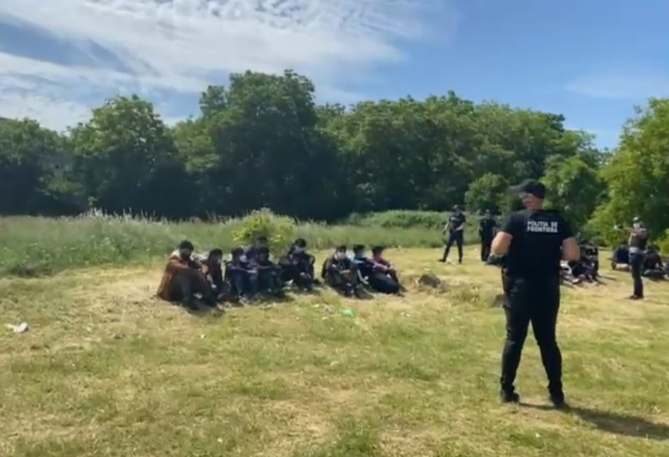 Peste 100 de imigranți au fost găsiți ascunși în TIR-uri, pensiuni și pe un câmp în Timiș. Poliția a început să facă razii