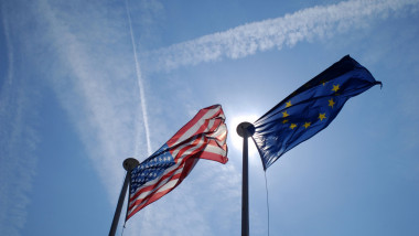 Steaguri ale SUA și UE