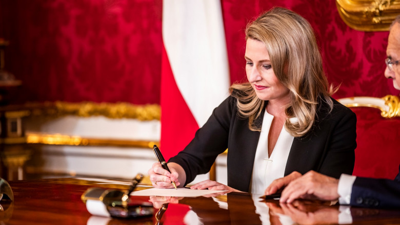Susanne Raab, ministrul Integrării din Austria, semneaza un document la birou