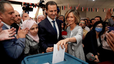 Bashar al-Assad și soția sa, Asma, votează în alegerile prezidențiale siriene din 2021.