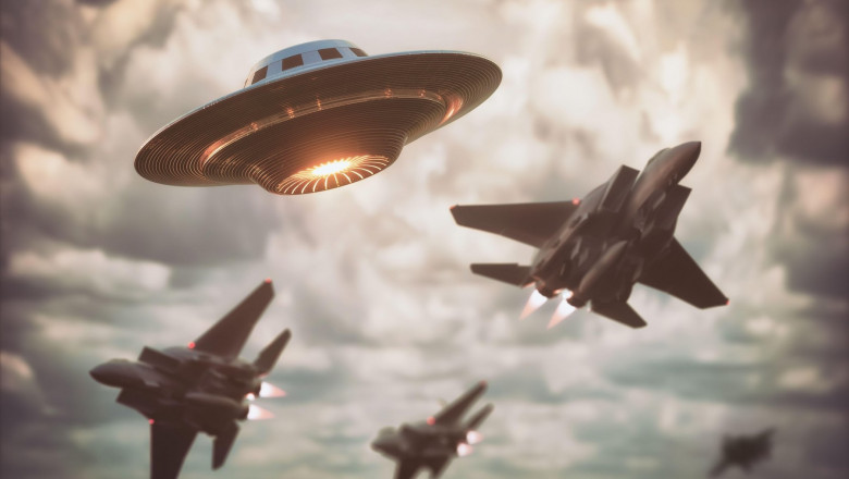 Ilustrație cu avioane de luptă care urmăresc un OZN