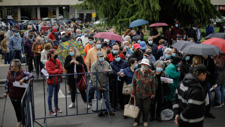 Sute de oameni stau la coadă pentru vaccinare la maratonul de la Sala Palatului