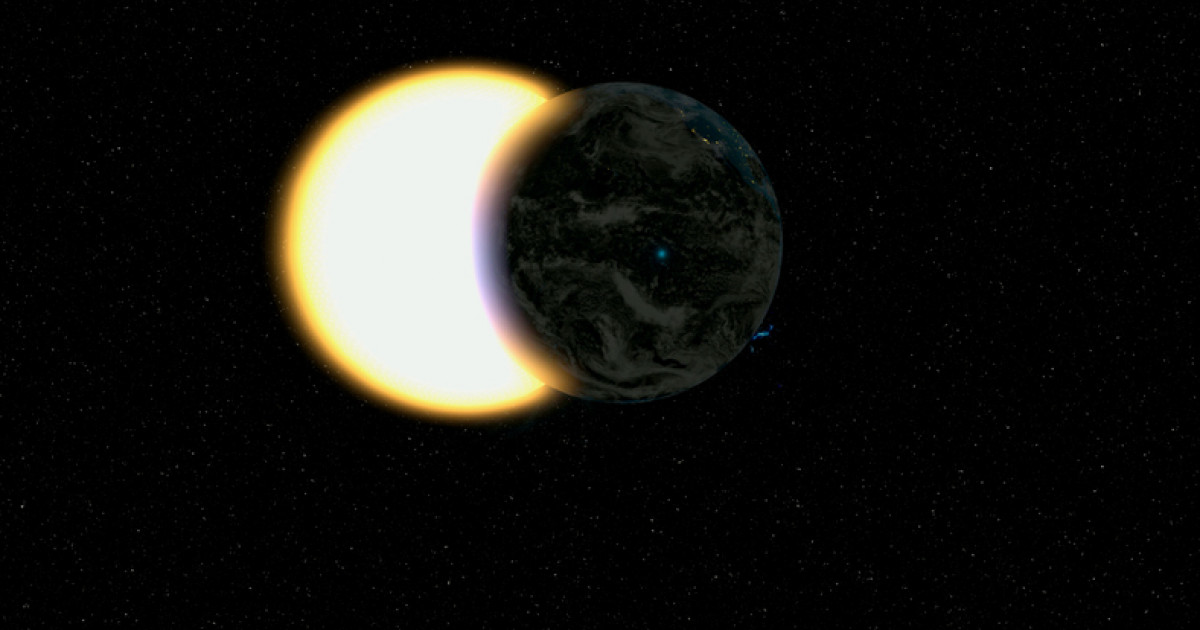Затмение прямо сейчас. Солнечное затмение октябрь 2023. Moon covering the Sun.