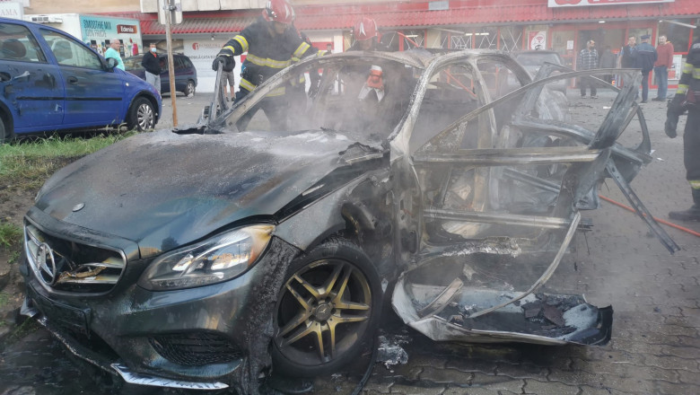 Mașina omului de afaceri din Arad a ars în întregime