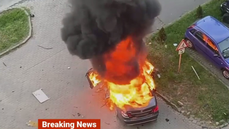 Mașină în flăcări după explozie.
