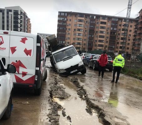 O stradă din Chiajna s-a surpat din cauza lucrărilor de mântuială și a ploii. Un TIR și mai multe mașini au rămas blocate în șanț