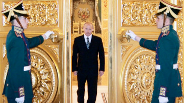 doi membri ai gărzii de protocol ii deschid usa lui vladimir putin în sala mare a Palatului Kremlin