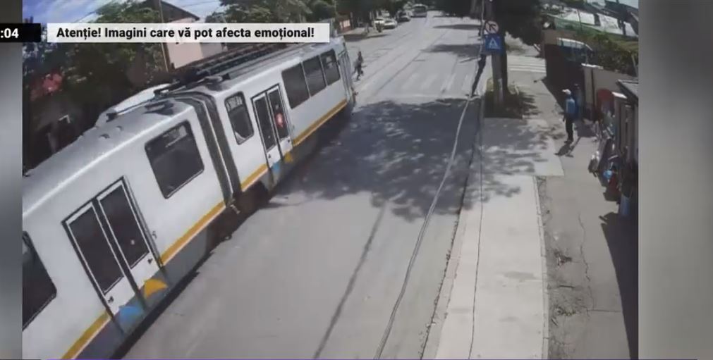 O femeie de 43 de ani este vatmanul tramvaiului care a fost la un pas să spulbere o mamă cu trei copii pe trecerea de pietoni