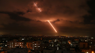 sistemul de aparare al israelului iron dome trage catre o racheta din gaza