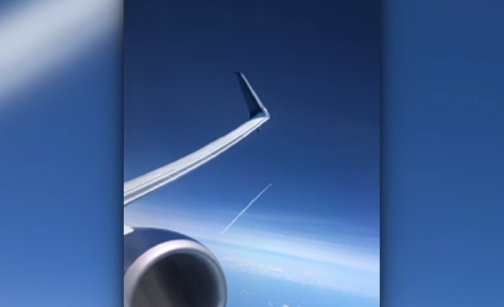 VIDEO. „Doamnelor și domnilor, avem o lansare în partea stângă”. Momentul în care o rachetă pleacă în spațiu, filmat din avion