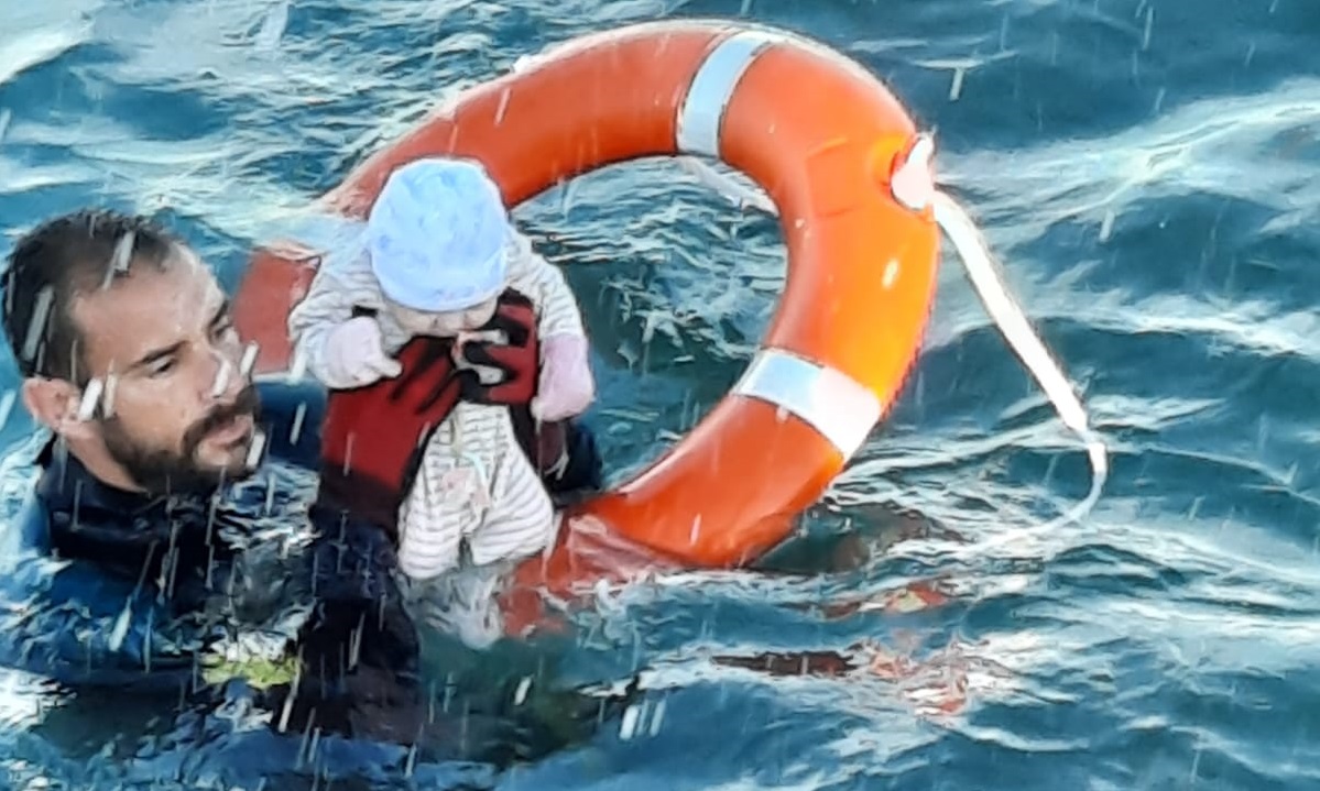Simbolul tragediei de la Ceuta. Povestea bebelușului salvat din apele reci ale Mediteranei: „Nu știam dacă trăiește sau a murit”