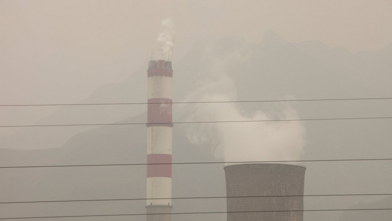 Două uzine poluează aerul prin emisii de carbon