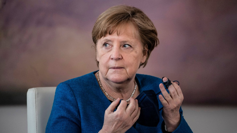 Angela Merkel își pune masca de protecție
